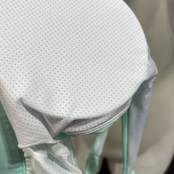 Ewedoos High Impact,crisscross back,adjustable straps,mesh lined,removable cups - Picture 4 of 7